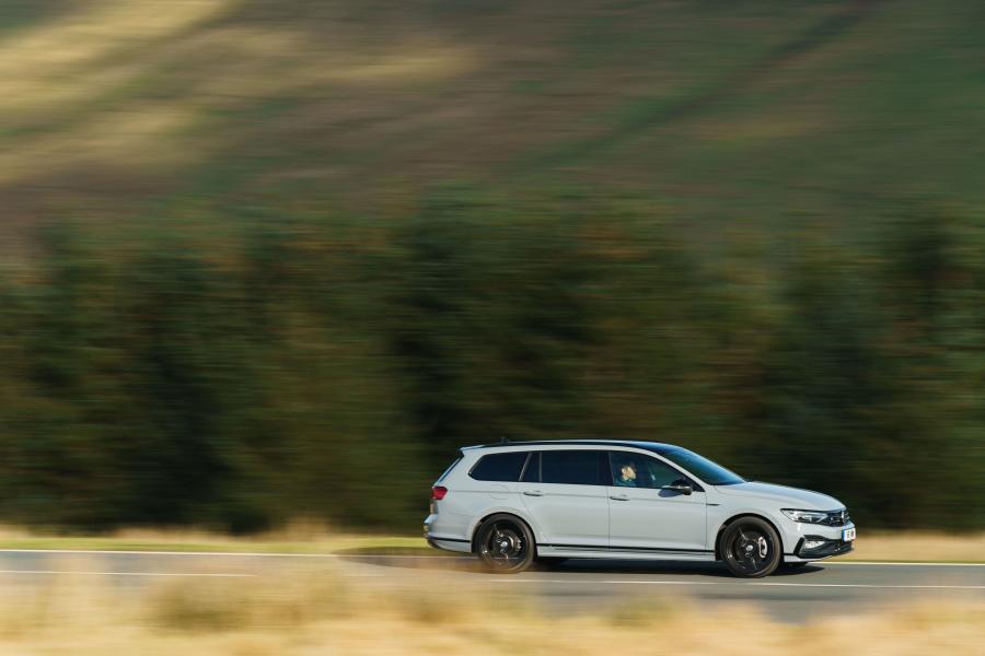  Volkswagen Passat Estate R-Line Edition (B8) 2019 года  (UK) (фото 31 из 31)